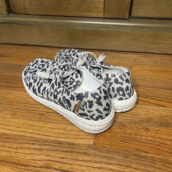 LIKE NEW - Hey Dude Womens Wendy Cheetah Grey Slip-On Loafers Size US 6 - Picture 4 of 5